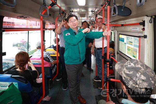 [크기변환]1-4. 이상일 용인특례시장은 14일 신봉동행 15-2번 마을버스에 승차해 버스 이용시 불편사항 등을 청취하며 시민들과 소통했다.jpg