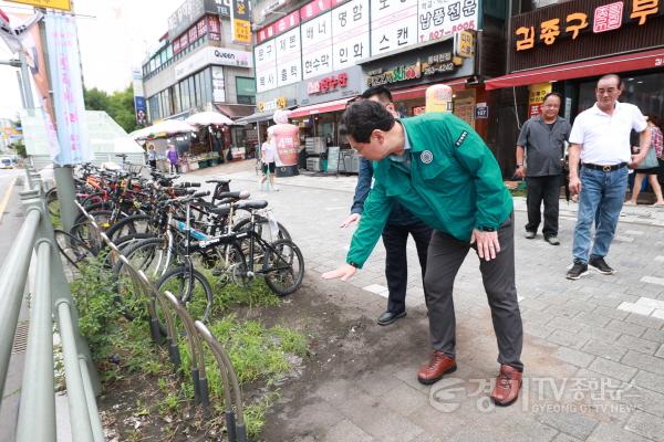 [크기변환]1-2. 이상일 용인특례시장은 14일 수지구청역 버스정류장을 살피며 시 관계자에게 보도 정비를 지시하고 있다.jpg