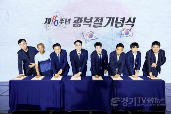 [크기변환]1-3. 정명근 화성특례시장(중앙 우측)이 배정수 화성특례시의회 의장과 독립운동가 후손들과 함께 핸드 프린팅을 하고 있다 - 복사본.jpg