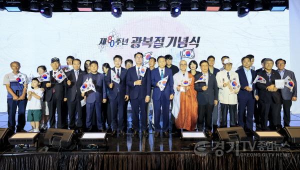 [크기변환]1-4. 정명근 화성특례시장이 윤대성 광복회 화성지회장, 용주사 성효 주지 스님, 배정수 화성특례시의회 의장 등 주요 내빈들과 기념촬영을 하고 있다..jpg