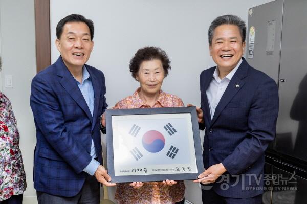 [크기변환]사진2)수원시, 한국보훈복지의료공단과 함께 독립유공자 후손 집수리 지원… 이재준 시장, 집들이 방문.jpg