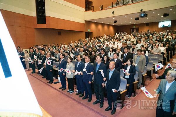 [크기변환](사진2) 용인특례시의회 유진선 의장을 비롯한 시의원들은 15일 시청 에이스홀에서 열린 '제80주년 광복절 경축식'에 참석해 만세삼창을 외치고 있다..JPG
