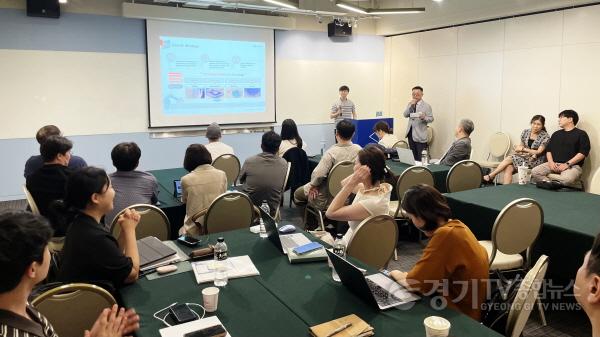 [크기변환](사진1) ‘2025 글로벌 스타트업 이륙작전’ 대만 현지 프로그램으로 진행된 데모데이에서 ㈜위드멤스가 현지 투자사를 대상으로 IR 피칭을 하고 있다.jpeg