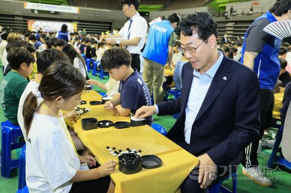 [크기변환]1-2. 정명근 화성특례시장이 대회 참가한 소녀 기사와 대국을 하고 있다.jpg