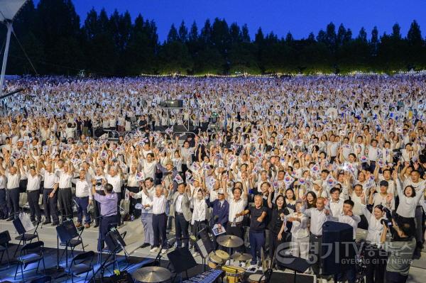 [크기변환]사진2)광복 80주년, 수원시민 1만 명 한자리 모여 대합창.jpg