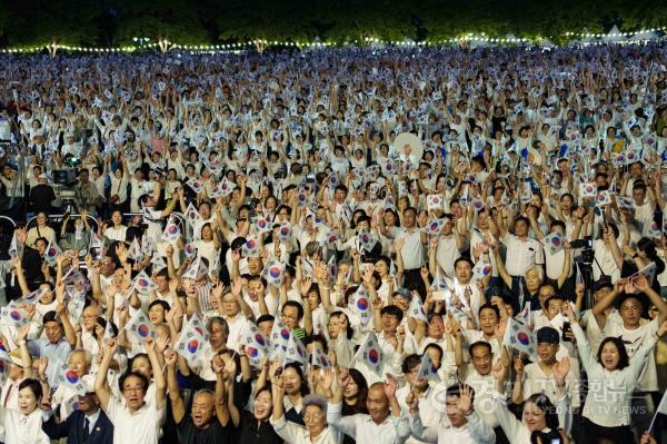 [크기변환]사진3)광복 80주년, 수원시민 1만 명 한자리 모여 대합창.jpg