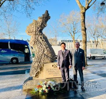 [크기변환]4. 프랑스 6.25전쟁 참전 기념비 헌화.jpg