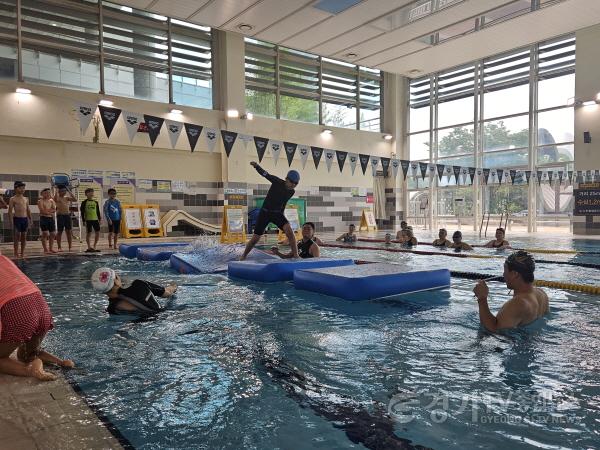 [크기변환]1-3. 용인특례시는 7월 21일부터 8월 14일까지 ‘시민 생존수영교육’을 운영했다..jpg