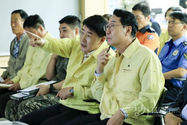 [크기변환]4-2. 정명근 화성특례시장과 배정수 화성특례시의회 의장이 전시종합상황실의 상황보고와 관련하여 의견을 나누고 있다.jpg