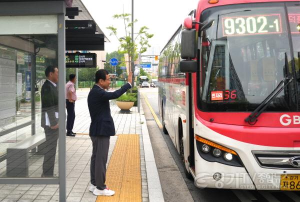 [크기변환](사진1)하남시, 광역버스 9302-1번 첫 운행…시민 “잠실행 더 빨라졌다”.jpg