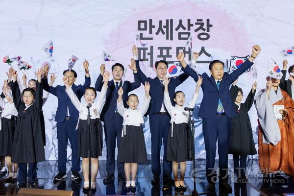 [크기변환]4.광복절기념식 만세삼창 행사.jpg