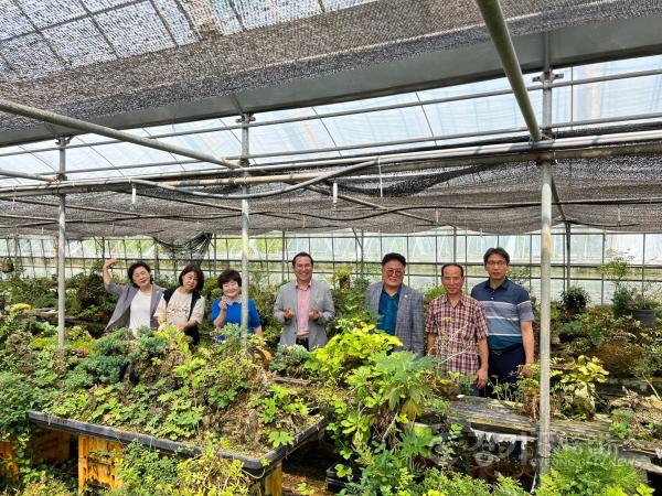 [크기변환]250818 이오수 의원, 반려식물 산업 육성 현장 방문… 피트모스 활용 식물병원 모델 점검(2).jpg