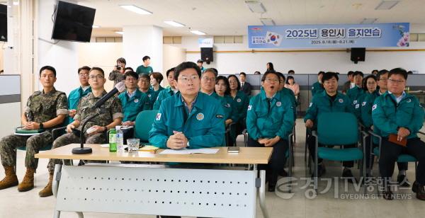 [크기변환]3-1. 19일 을지연습장에서 이상일 시장이 보고를 받고 있다.jpg