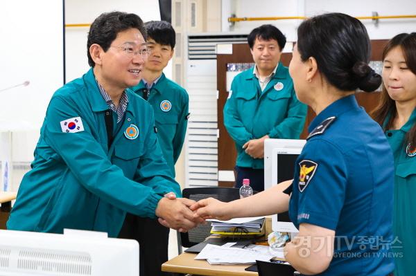 [크기변환]3-2. 19일 을지연습장에서 이상일 시장이 훈련 참가자들과 인사하고 있다.jpg