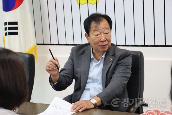 [크기변환]250819 임상오 의원, 따뜻한 손길, 김장으로 전하다... 자원봉사 지원사업 확대 논의 (1).jpg