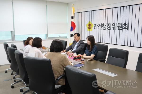 [크기변환]250819 임상오 의원, 따뜻한 손길, 김장으로 전하다... 자원봉사 지원사업 확대 논의 (2).jpg