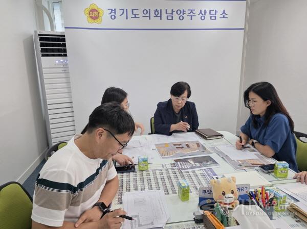 [크기변환]250819 조미자 의원, 진접역 ‘경기도 지하철서재’ 조성 논의 ... 일상의 공간을 문화공간으로 바꾸다.jpg