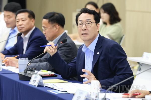 [크기변환]3-2. 정명근 화성특례시장이 참석자의 질문에 답변하고 있다.jpg