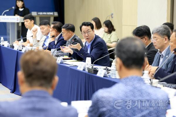 [크기변환]3-3. 정명근 화성특례시장이 참석자들에게 농어촌 경제 활성화 방안에 대하여 말하고있다 .jpg