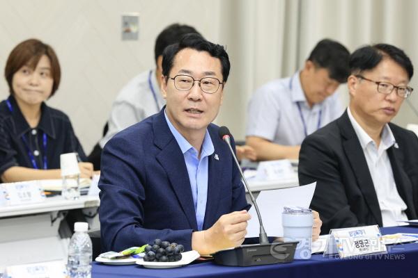 [크기변환]3-4. 정명근 화성특례시장이 간담회 참석자들과 민생 밀접 지원사업 확대에 대한 말씀을 하고 있다.jpg