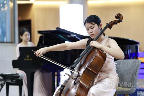 [크기변환]4-1. 김지우 양과 자치행정국장이 모범시민 표창 기념사진을 촬영하고있다 .jpg