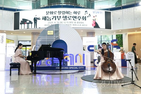 [크기변환]4-2. 김지우 양이 시청 내방객 및 공직자들에게 아름다운 선율을 들려주고 있다.jpg