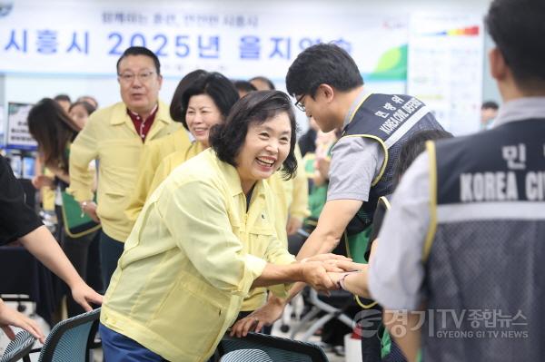 [크기변환]20250819_을지연습 근무자 격려중인 오인열 의장.jpg