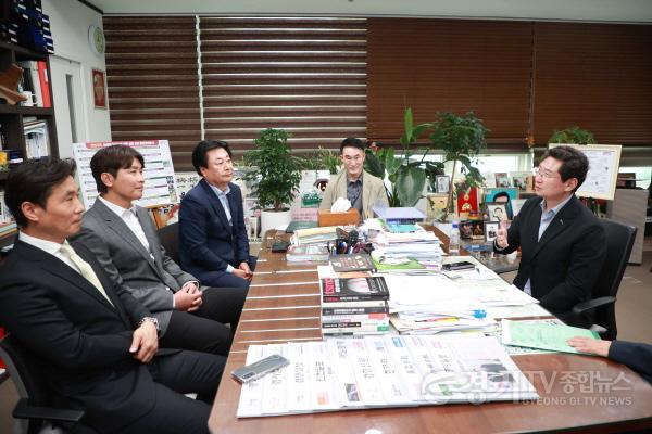 [크기변환]1-2. 이상일 용인특례시장(오른쪽 첫번째)이 지난 6월 19일 시장실에서 김진형 단장(왼쪽 첫번째)과 이동국 테크니컬디렉터(왼쪽 두번째)와 용인FC(가칭) 운영 방안을 논의하는 모습.jpg