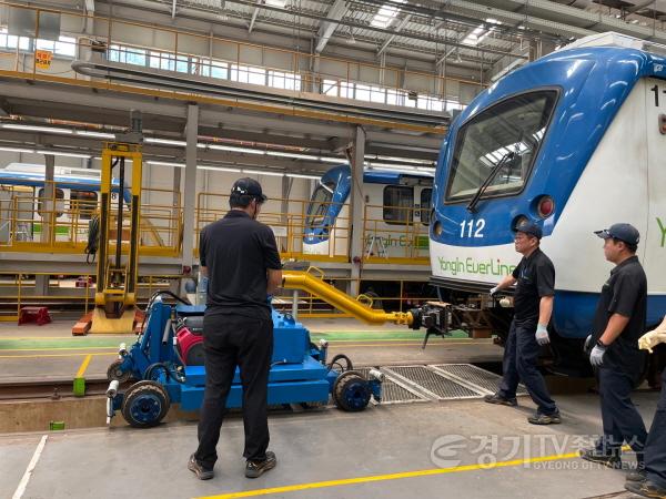 [크기변환]2-1. 용인특례시와 한국철도기술연구원이 협력해 추진한 열차 자동운전용 핵심 통신장치 국산화 시험운전 준비 모습.jpg