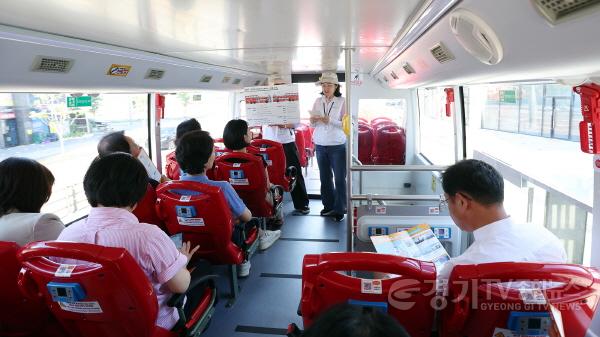 [크기변환]20250819_관계 공무원으로부터 시티투어버스 사업 추진현황을 청취중인 시의원들.jpg