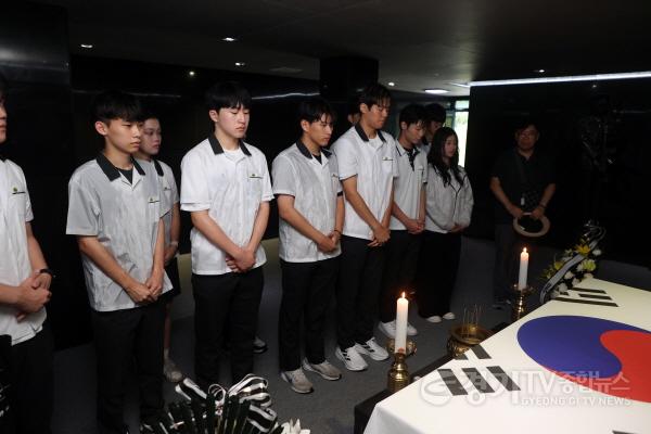 [크기변환]2.광복 80주년 맞아 장안고 학생들과 현충탑 참배.jpg