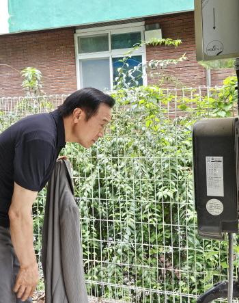 [크기변환]250821_임태희_교육감__“학생_안전_위해_학교_내_전기차_충전시설_설치_제외”_약속_이행_중(사진1)_2024년_8월_8일_파주_문산동초_전기차_충전시설_방문.jpg