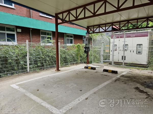 [크기변환]250821_임태희_교육감__“학생_안전_위해_학교_내_전기차_충전시설_설치_제외”_약속_이행_중(사진3)_2024년_8월_8일_파주_문산동초_전기차_충전시설_방문.jpg