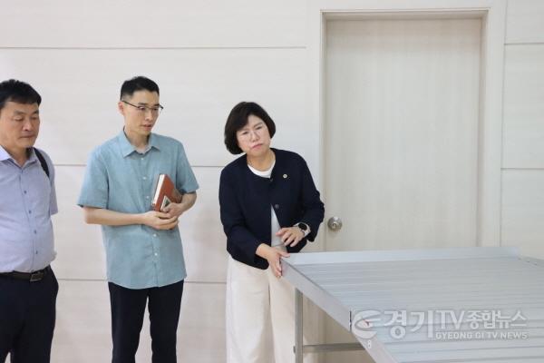 [크기변환]250822 이애형 의원, 학교 체육관 무대 장애인 접근 편의시설 현장 점검 (2).jpg