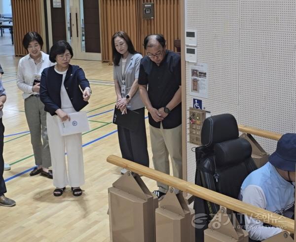 [크기변환]250822 이애형 의원, 학교 체육관 무대 장애인 접근 편의시설 현장 점검 (3).jpg