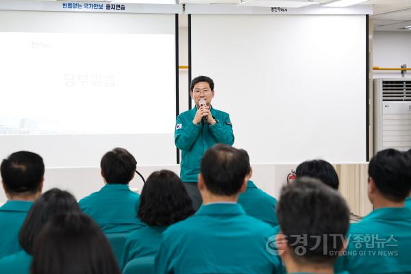 [크기변환]3. 용인특례시청에 마련된 을지연습장에서 열린 2025년 을지연습 강평 보고회에서 이상일 용인특례시장이 훈련에 참여.jpg