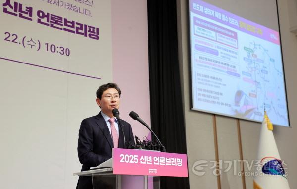 [크기변환]8. 올해 1월 22일 신년 언론브리핑에서 광역 철도망 구축 계획을 설명하고 있는 이상일 용인특례시장 (1).JPG
