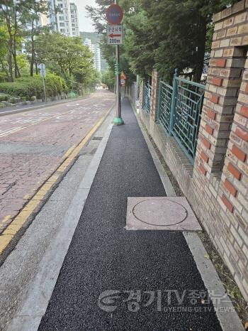 [크기변환]4-3. 용인특례시 수지구 신일초등학교 통학로 노후 보도를 재포장하고 열선을 매립했다.jpg