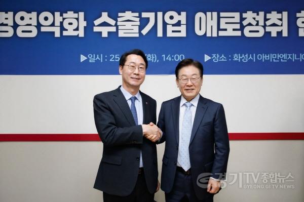 [크기변환]6. 정명근 화성특례시장이 지난 2월 화성을 찾은 이재명 당시 더불어민주당 대표(현 대통령)에게 일반구 설치를 포함한 시 주요현안을 전달하고 있다..jpg