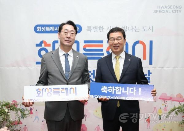 [크기변환]7. 정명근 화성특례시장이 신정훈 국회 행안위원에게 일반구 설치를 포함한 시 주요현안을 전달하고 있다..jpg