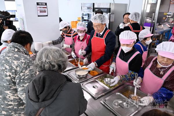 [크기변환]5.양평군 노인복지관 배식 봉사.jpg