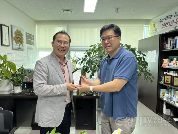 [크기변환]250825 이오수 의원, 힐스테이트광교중앙역퍼스트 입주민들로부터 감사패 수여(1).jpg