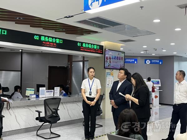 [크기변환]사진2_임병택 시흥시장이 길림시 행정서비스센터를 방문해 원스톱 민원처리 시스템을 확인하고 있다.jpg