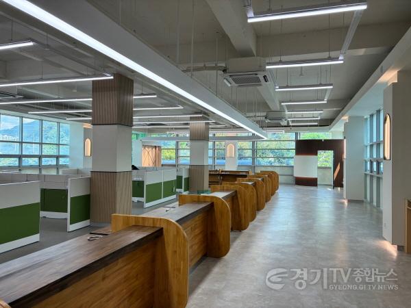 [크기변환]4-1. 용인특례시는 22일 모현읍 행정복지센터 1층 민원실을 리모델링하고 25일부터 개방한다.JPG