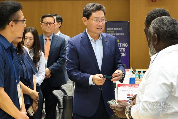 [크기변환]7-4. 27일 HL인재개발원에서 이상일 시장이 해외 바이어들과 인사를 하고 있다.jpg