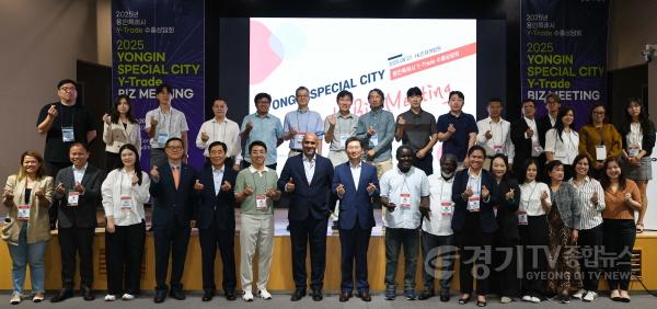 [크기변환]사본 -7-1. 27일 HL인재개발원에서 이상일 시장이 수출상담회 참석자들과 기념사진을 촬영하고 있다.jpg