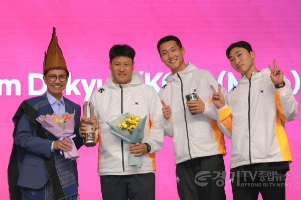 [크기변환]1. 용인특례시 직장운동경기부 육상팀 우상혁(오른쪽 두번째), 유규민(오른쪽 첫번째) 선수와 김도균(왼쪽 두번째)감독이 2025 구미 아시아육상경기 선수권대회에서 메달을 획득하고 기념촬영하고 있다.JPG