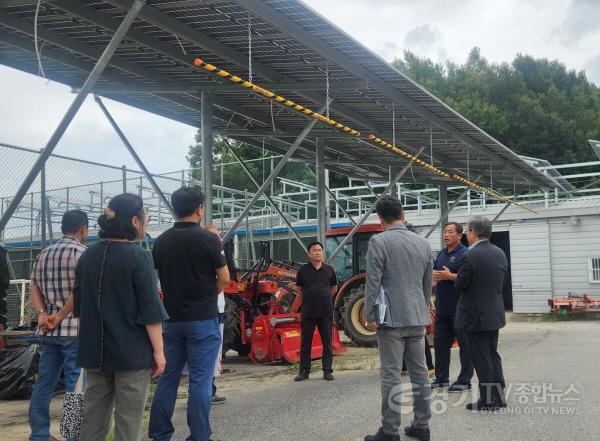 [크기변환]10-2. 화성특례시 관계자들이 28일 여주시 구양리를 방문해 햇빛두레 발전소와 관련한 설명을 듣고 있다.jpg