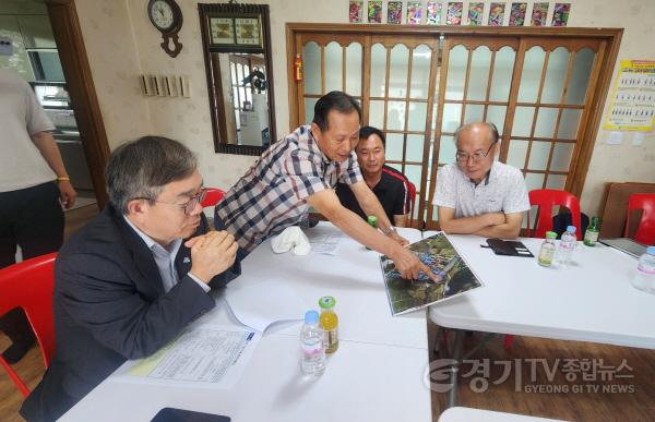 [크기변환]10-1. 조승문 화성특례시 제2부시장(사진 왼쪽)이 28일 여주시 구양리를 방문해 햇빛두레 발전소 운영과 관련한 설명을 듣고 있다.jpg