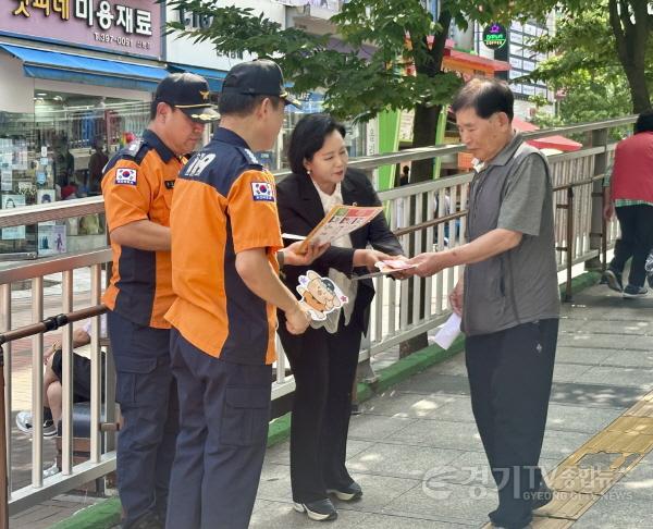 [크기변환]250829 정윤경 부의장, 군포소방서 안전환경의 날 캠페인 동참...깨끗한 환경이 곧 안전의 출발점 강조 (1).jpg